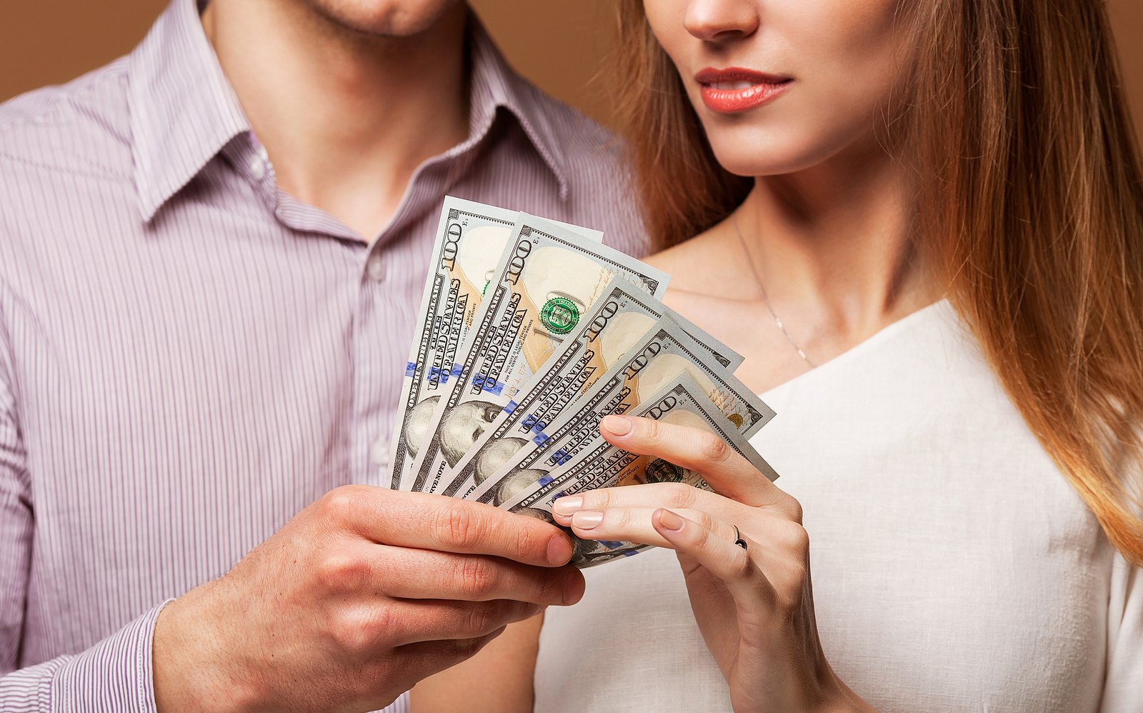 paren-dengami-zamanil-devushku-domoy-tolpa-negrov-i-belaya-devushka