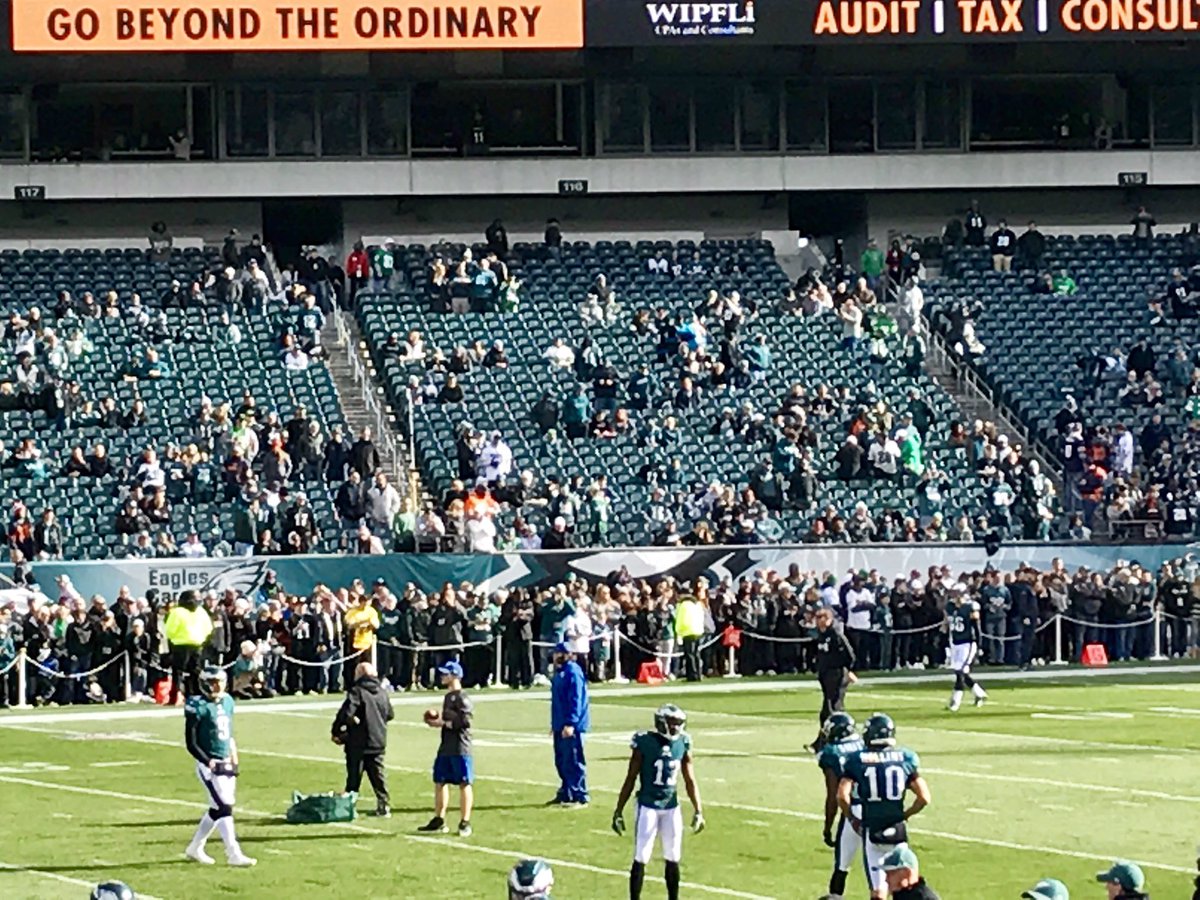 WendyRothstein's tweet photo. Beautiful day for an @Eagles game. #flyeaglesfly https://t.co/zeqP0t32it