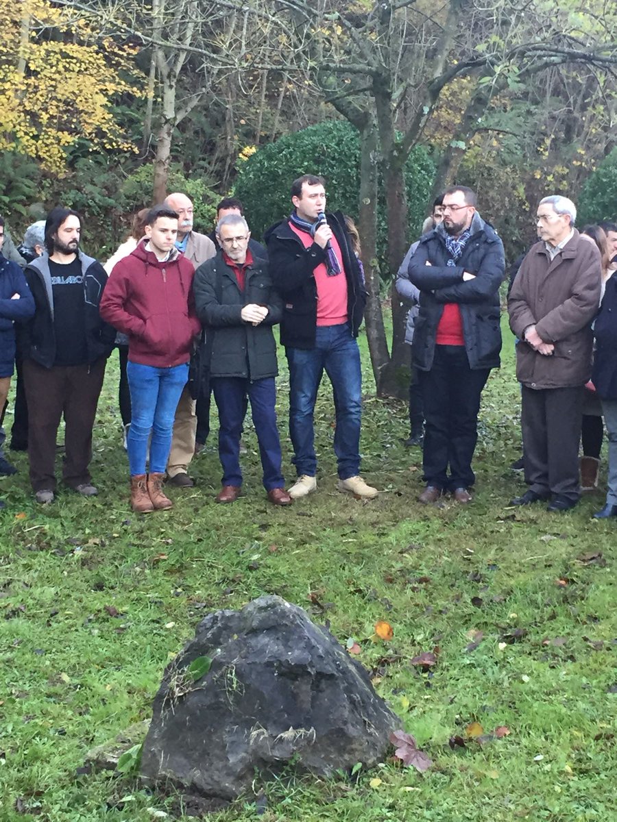 robertopeton's tweet photo. Hoy, como todos los 26 de noviembre a las 17h, recordando a las personas asesinadas por el franquismo en 1937 en la cuesta de Vindoria. NO OLVIDAMOS https://t.co/xJNfRn7VbC