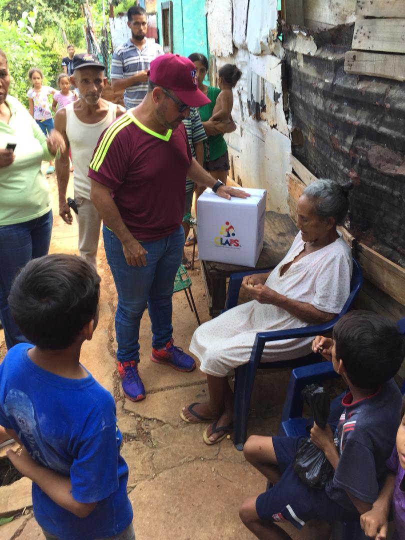 apuertocabello's tweet photo. Nuestro candidato @JCbetancourt72 entregando ayudas a la población de Los Lanceros. Dando respuestas oportunas con políticas de inclusión social eficientes #El10DVotamosPorBetancourt https://t.co/ifKj7s5dHj