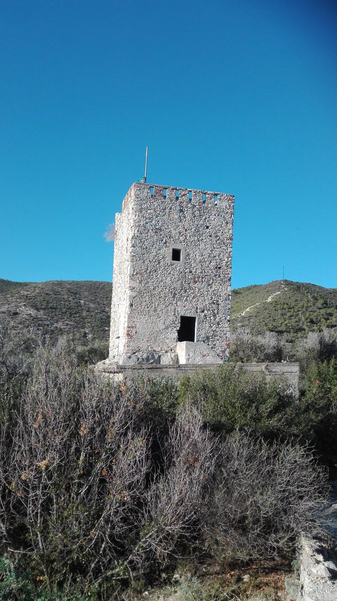 SereGamby's tweet photo. Questa è la scala di pietra che porta alla torre saracena di #PuntaCrena, ogni tot scalini era stata messa una lucina x le visite serali, ora son sparite quasi tutte, grazie ai cretini incivili che le hanno tolte. 😡 #Varigotti #PuntaCrena #LaMiaLiguria https://t.co/ghOwSoKbpa