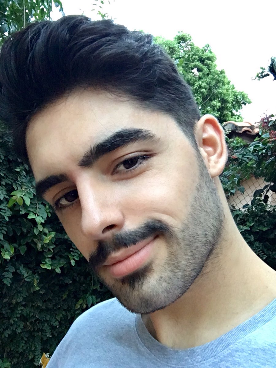 joaodoceu's tweet photo. eu acho que me prefiro de bigode https://t.co/5Nx4j1SHnc