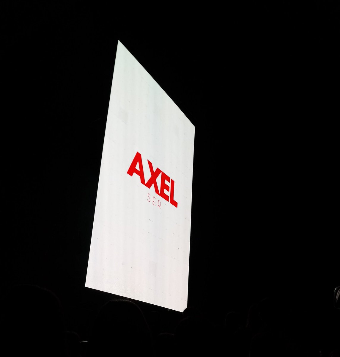cenica2's tweet photo. fui tan fan de las pantallas que hasta le hice una sesión de fotos jajajaja 😂💗

#SerTour #Axel25N #AxelEnElHipódromo https://t.co/0SKmXxKOYW