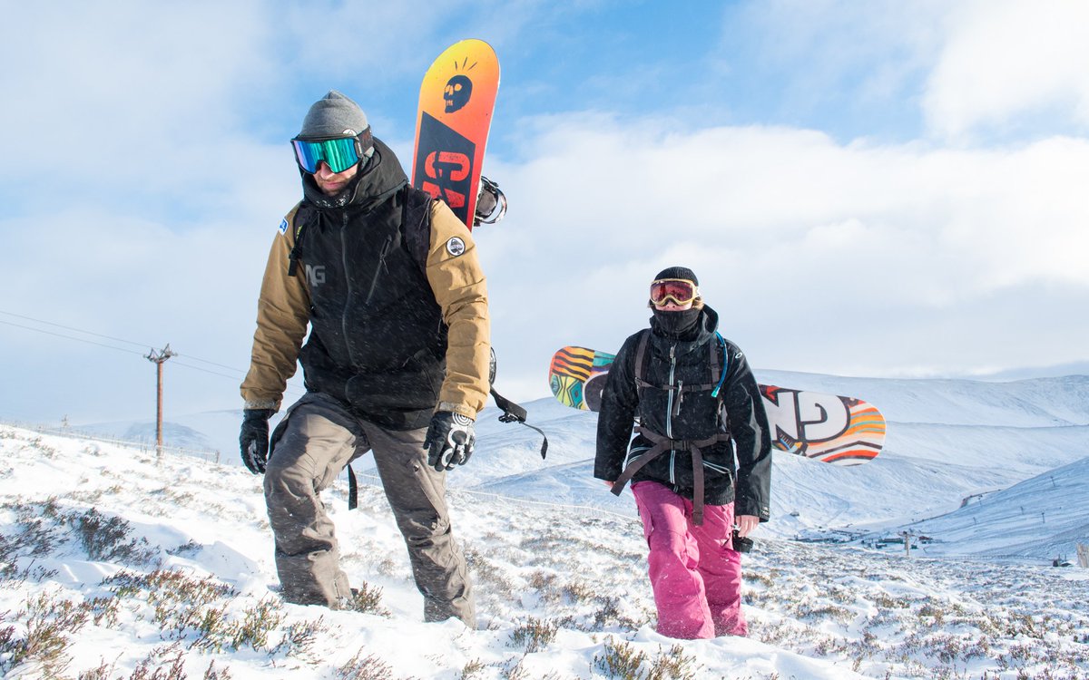 StevieMcKPhoto's tweet photo. With just about enough snow on the hills at @theglenshee, it would have been rude not to go for a pre-season a hike with @syndicatetm and @missalisonrowe
#Glenshee #SkiGlenshee #SkiScotland #VisitScotland #Snowboarding #Hiking #PreSeason #SpringerSpaniel #UKShred https://t.co/zVMsNFPEmz
