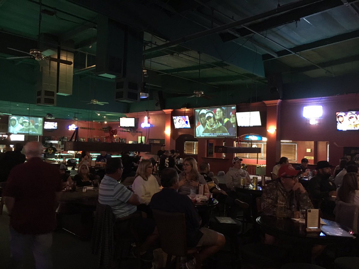 drunkrebates's tweet photo. Just enjoying myself watching football, kicking back with a few friends, and have a few beers ate one of my favorite sports bars. We should all have a place like this. 
#football #happyplace #outwithfriends https://t.co/RNvEpiVXvS