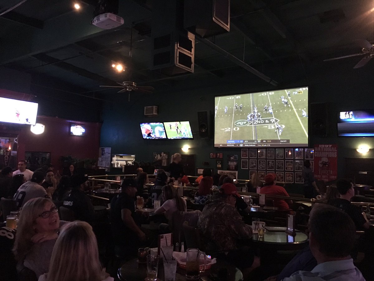 drunkrebates's tweet photo. Just enjoying myself watching football, kicking back with a few friends, and have a few beers ate one of my favorite sports bars. We should all have a place like this. 
#football #happyplace #outwithfriends https://t.co/RNvEpiVXvS