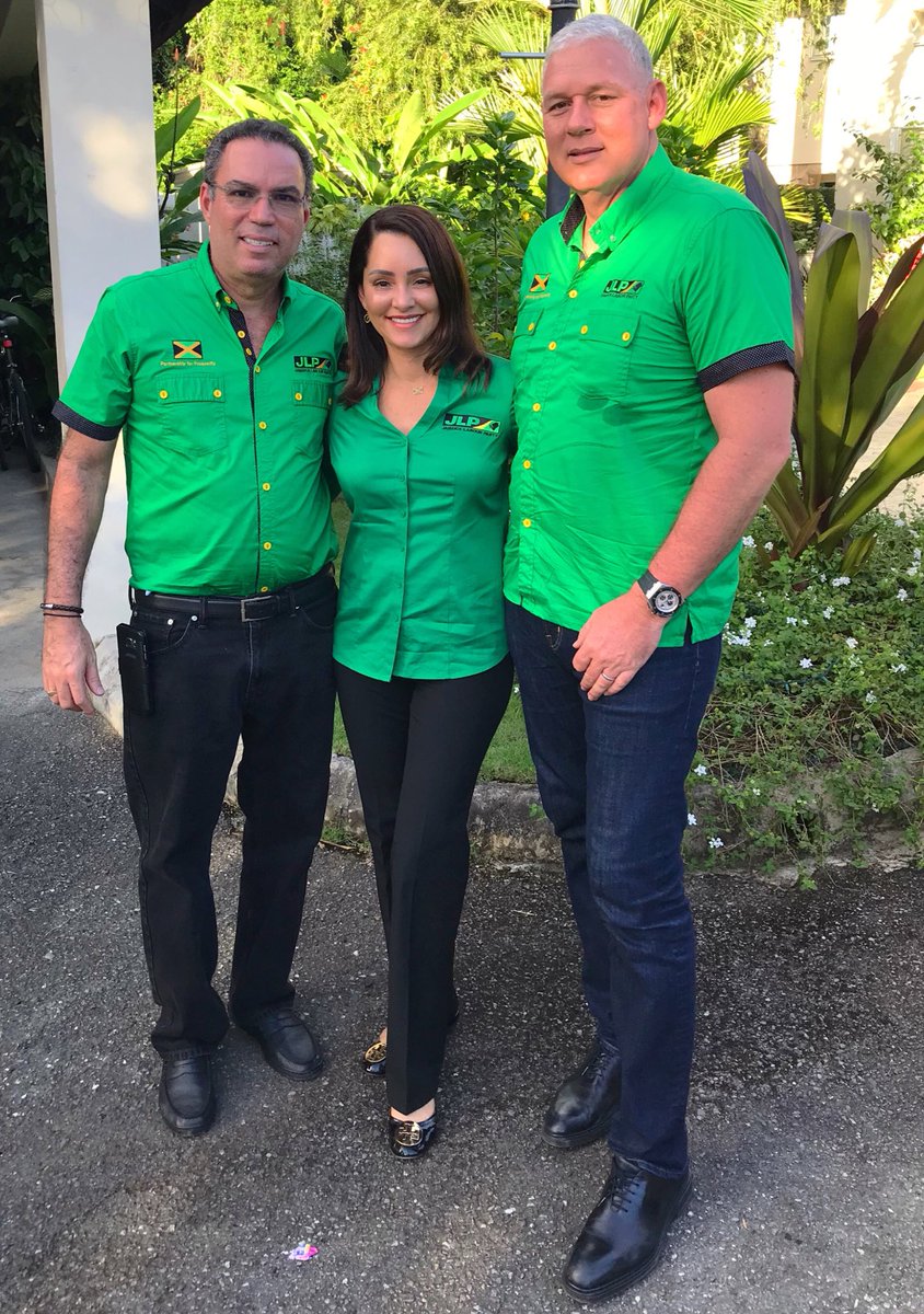 annmarievazja's tweet photo. The thorn between the roses?ππ @AllenChastanet #ManOfAction #JLPConference2017 βπΌπβπΌππ―π² https://t.co/Ja1jBk0ATF