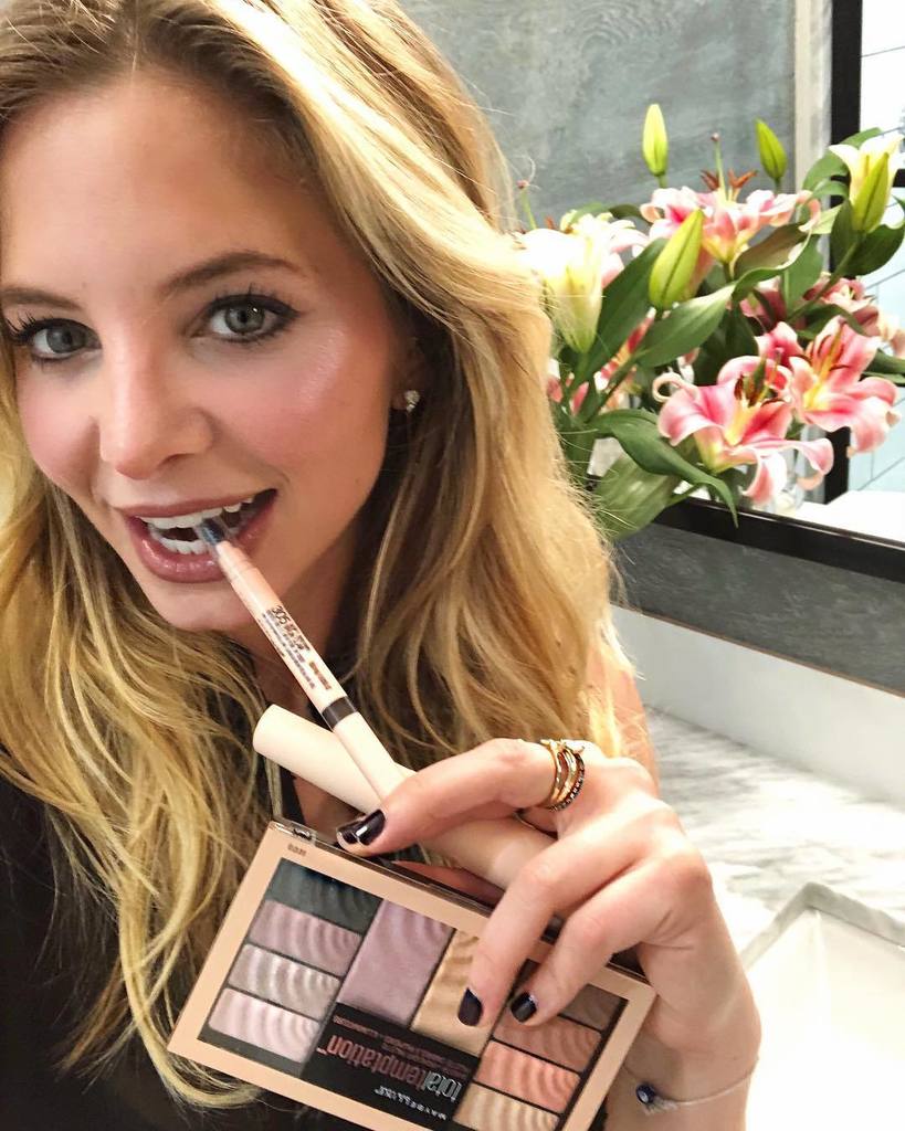 When you’re not a makeup person and actually get compliments on your handy work. Love how this trio covers all makeup essentials (and also came with instructions). Perfect set for my Gypsy lifestyle 💫💋 // find it in the link in my bio! @maybelline  #mnyitlook #totaltemptatio…