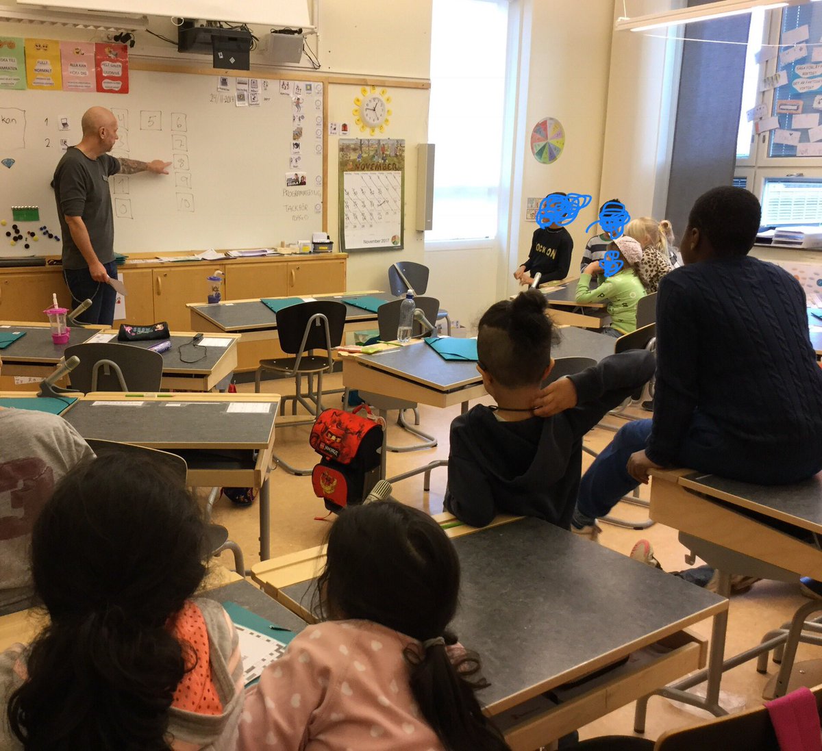 JosefineBertil's tweet photo. Analog programmering tillsammans med vår IT pedagog stod på schemat i fredags @stenkulaskolan https://t.co/rcdC8L8PrQ