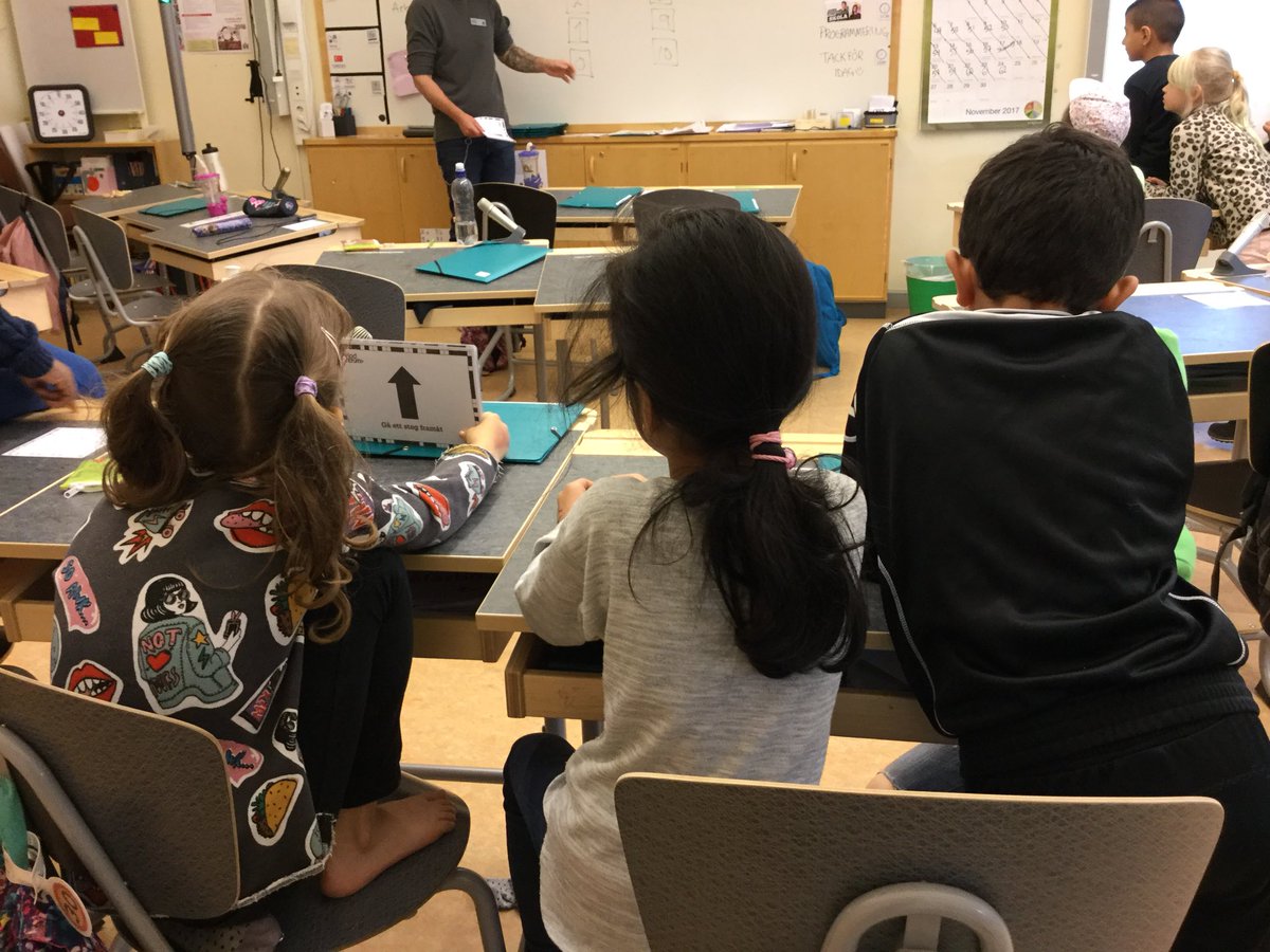 JosefineBertil's tweet photo. Analog programmering tillsammans med vår IT pedagog stod på schemat i fredags @stenkulaskolan https://t.co/rcdC8L8PrQ