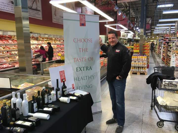 extra_camilla's tweet photo. #instorepromotionchicago  #extrahealthyliving #freshfarmsinternational #onlyitalianandspanishevoo #tastinghighqualityextravirginoliveoil #enjoyitsfromeurope https://t.co/VgnGMq2fUp