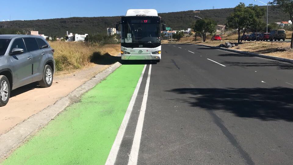 JuANeRi's tweet photo. Que bueno que los #QroBuses ya estan usando las QroBuspistas... #AlcaldequeCumple #JajajalandoParejo https://t.co/jVYoitB44x