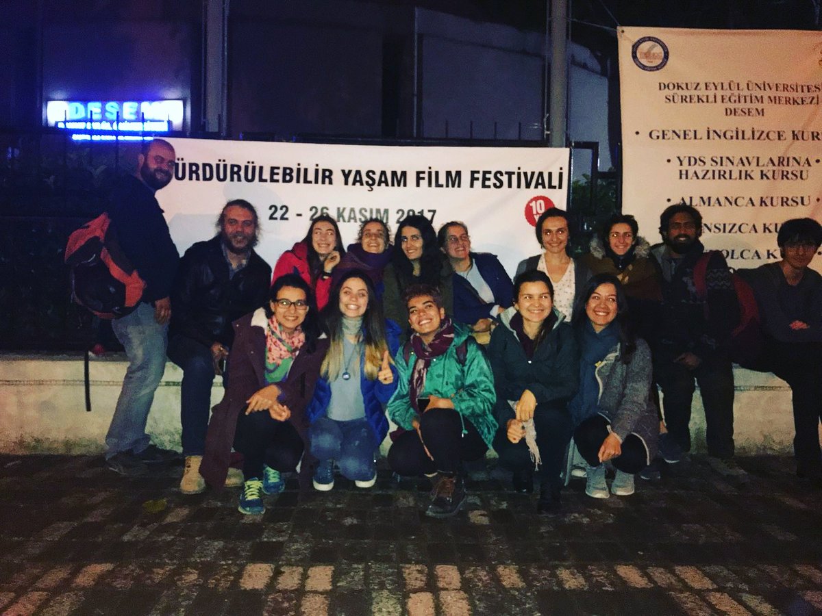 AtolyeDeneme's tweet photo. #Syffİzmir' i sonlandırdık. Emeği geçen herkese teşekkürü borç biliriz. Seneye görüşmek üzere:)) 🌼🎈
#festivalbaşladı #SYFF2017 #Syffİzmir #sürdürülebiliryaşam #Film #festival #küreselhedefler #İZMİR #sanat #ekoloji #desem #sürdürülebilir #doğa #sinema #onuncuyıl #geridönüşüm https://t.co/Ko9z7ziNk1