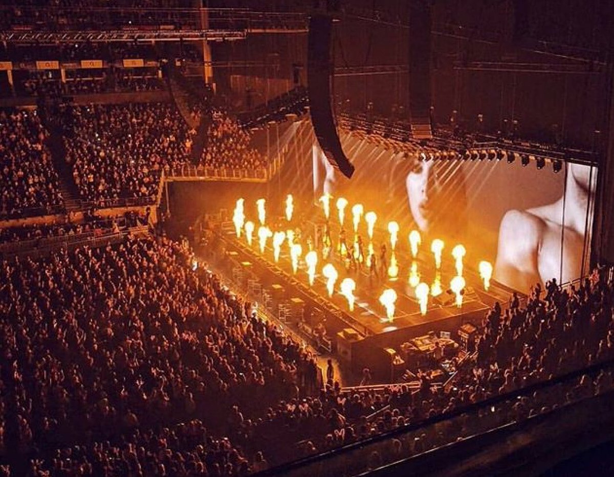 o_holi's tweet photo. Last show of the tour tonight, it’s about to be a mazzaa 🙌🏿💫  if you Came to watch the show or seen clips online, describe your experience is ONE word below...mine is EPIC! 🔥 https://t.co/PMdA7bxXYi