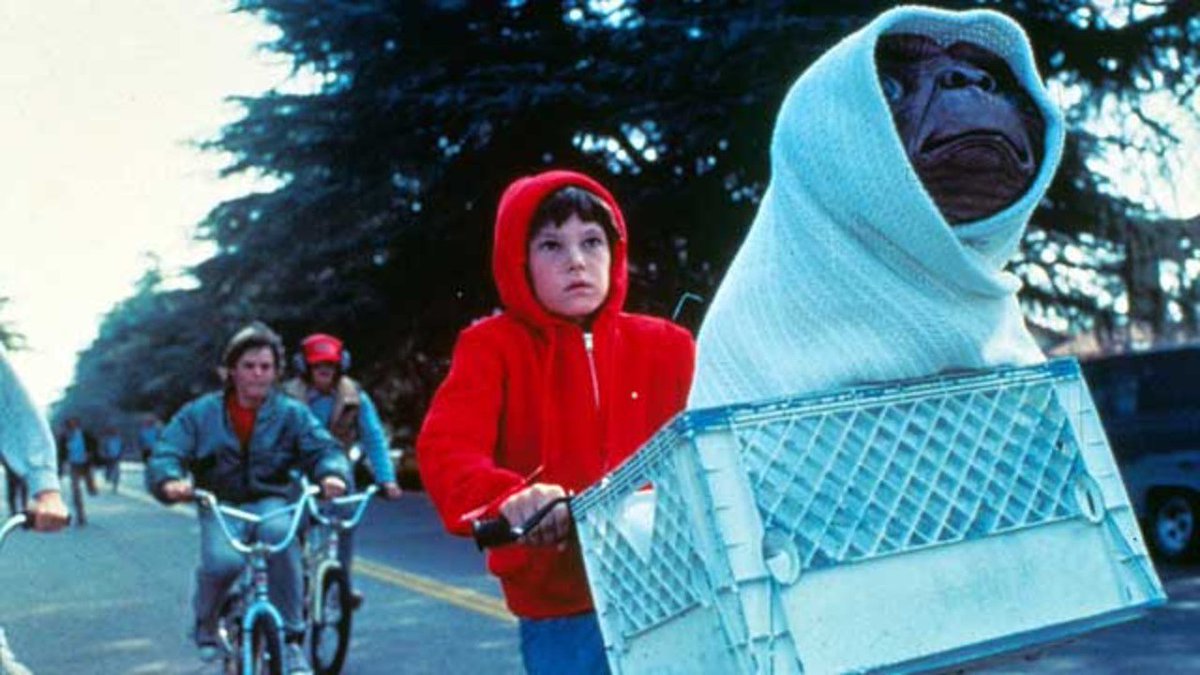 Book now for our special screening of ET, where we will celebrate 4 and a half years of our great community family cinema. Sat 16th Dec at 11am. Free nibbles and cakes after the film. whirledcinema.com/screenings/lou…