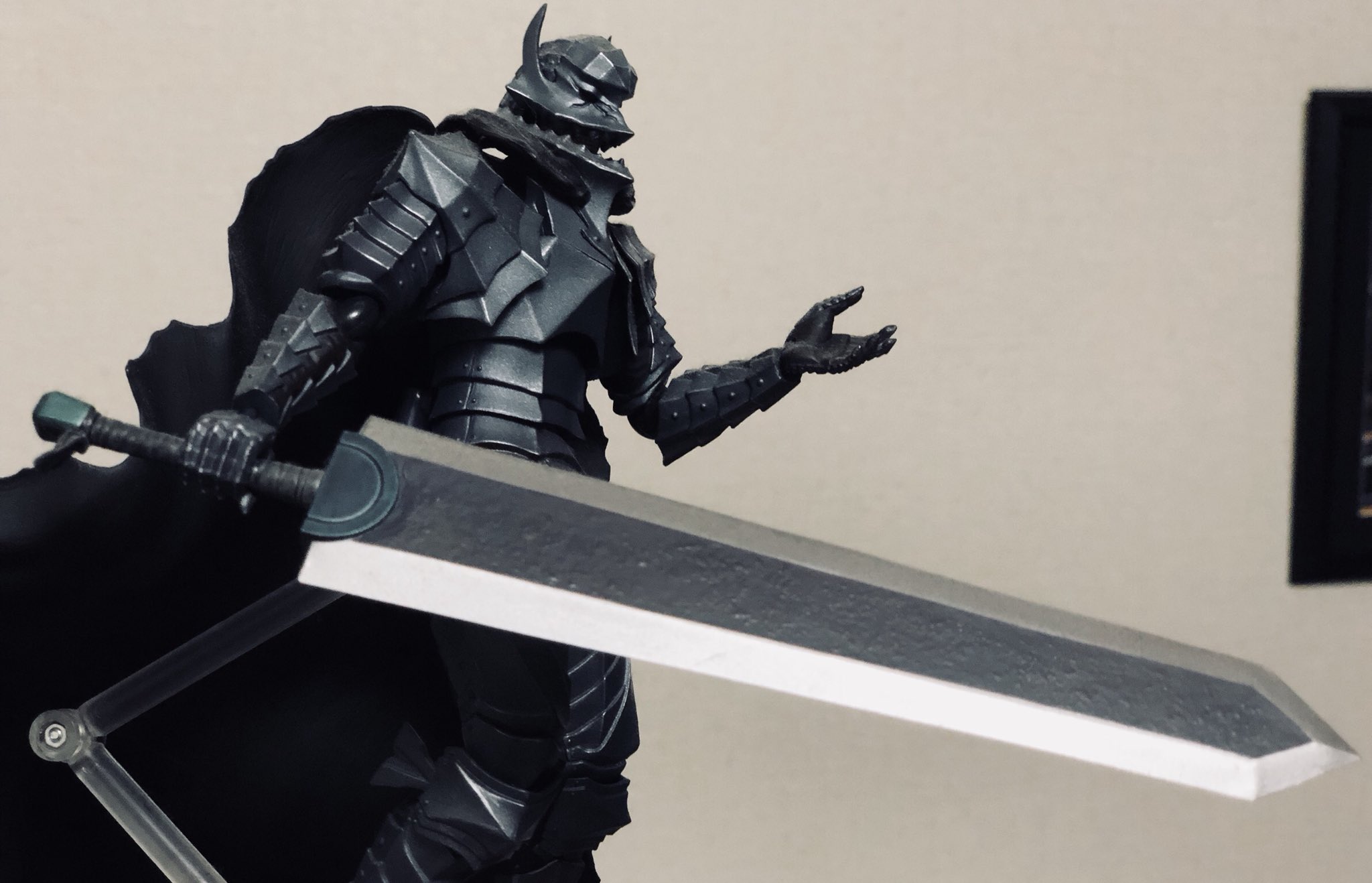 井手田 康宏 Yasuhiro Ideta Twitterissa それは剣というには あまりにも大きすぎた 大きく 分厚く 重く そして大雑把すぎた それはまさに鉄塊だった ベルセルク ドラゴン殺し Iphonexで撮影 T Co Kmgepcqtyq Twitter