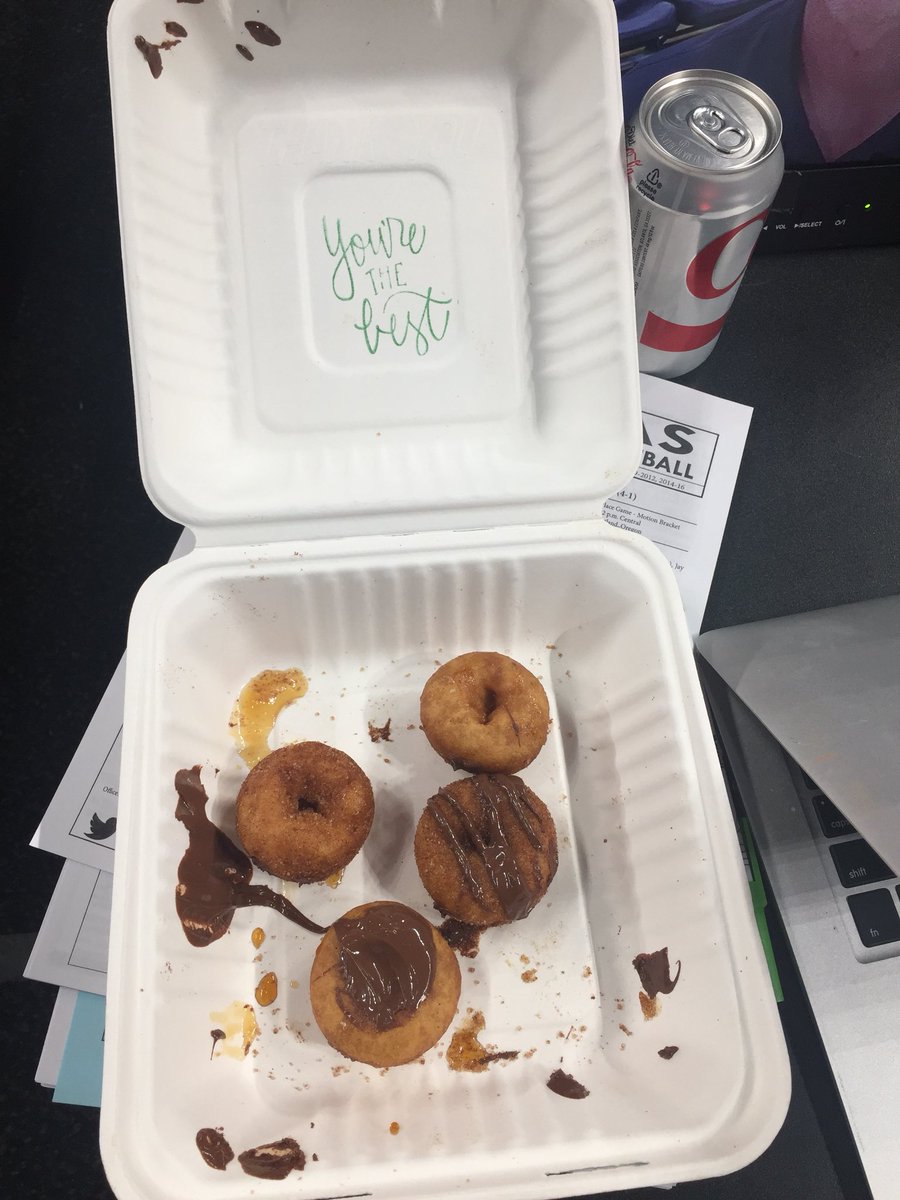 MattNorlander's tweet image. Check for chocolate on Goodman’s collar when he does his next on-camera hit. I just brought him @PipsOriginal doughnuts.