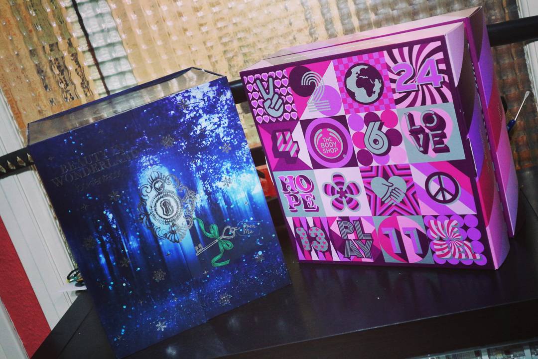 JFRGirls's tweet photo. Tener éstas dos bellezas en casa y no haber abierto ni una sola puertecita... ¡Empieza la cuenta atrás para diciembre! 4 días para comenzar el mes que más ilusión siempre me genera 😍🎄🎁. Y tú, ¿ya tienes tu #calendariodeadviento? #adventcalendar #lfadventcalendar #thebodyshop https://t.co/ReZspkcyk9