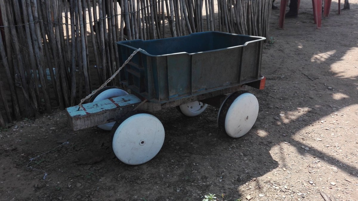 LDanieri's tweet photo. A los organizadores de la #filven2017 les dejo estas imágenes de #LaGuajira Hay otras peores con niños desnutridos en ellas pero aquí les dejo a ver si con ellas analizan y resuelven lo que es prioritario en este país. #Venezuela #Zulia #hambre https://t.co/JnCKWPFAP5