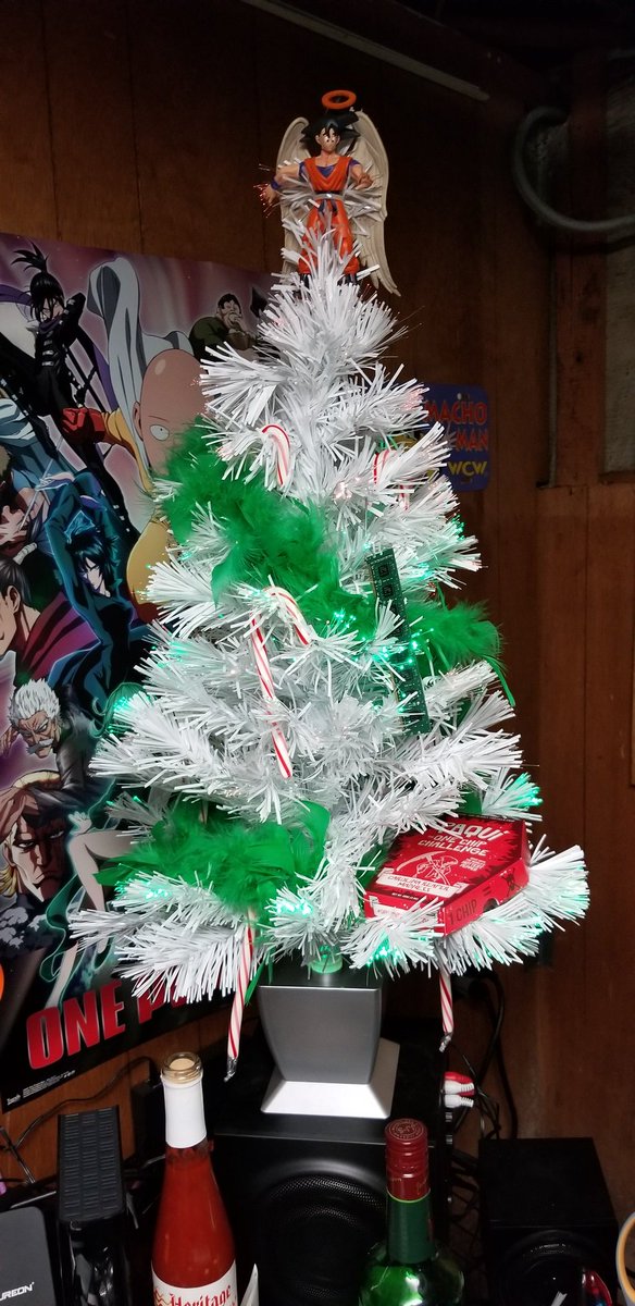 ItsShiggles's tweet photo. Who else has a Goku tree topper?

#readyforchristmas #Goku #ramstickdecor https://t.co/eTHQkGF8Jp