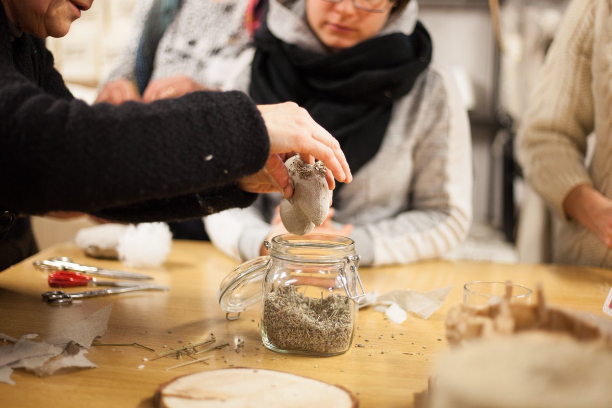 il_ricamificio's tweet photo. In un tempo non molto lontano, gli innamorati regalavano alle loro laboriose compagne un piccolo❤️
Realizzato in rame od ottone, proteggeva il fianco dai ferri da calza.
Le donne carniche erano infatti solite lavorare a maglia anche mentre trasportavano la gerla.
#OpenFactory17 https://t.co/427IGXPVX1