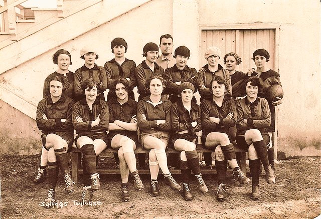 rompeeltecho's tweet photo. 5/ Por ser mujer poca gente conoce a Simone Weil.
Por ser filósofa poca gente sabe que jugaba a aquel Rugby 🏉 francés. (📷 Toulouse 1925) https://t.co/Nkyy2x4FWd