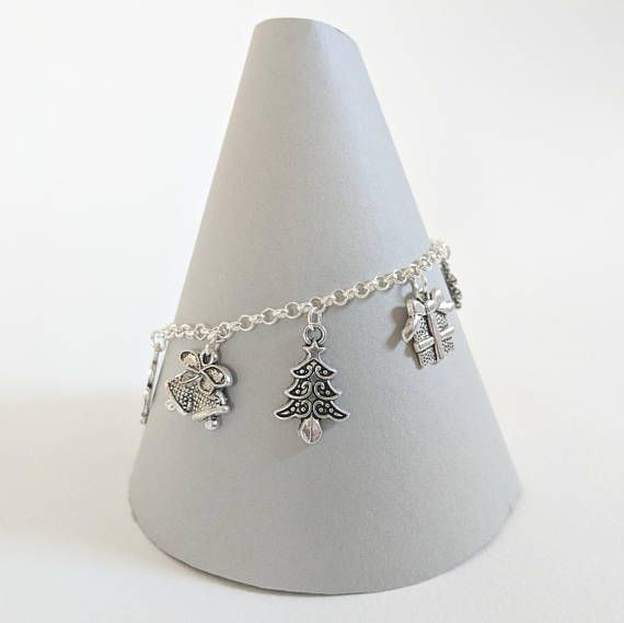 FunkyPinks's tweet image. A fun festive charm bracelet, perfect for #Christmas! buff.ly/2A7zFdl #CraftHour