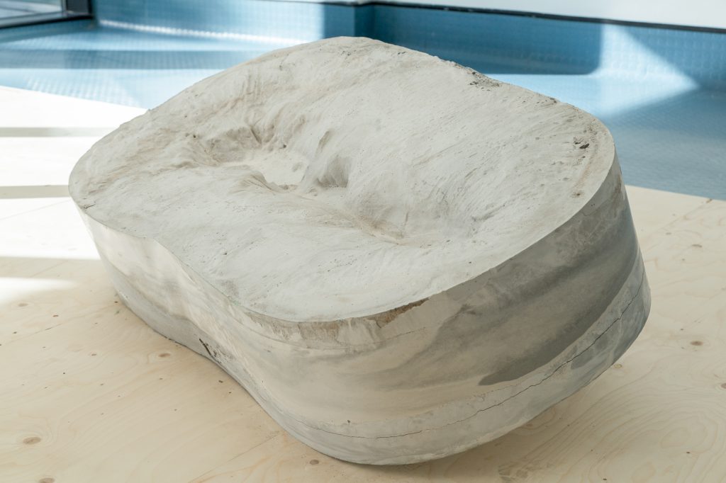 Currently Woon Tai Jee Fellowship winner <a href="/RebeccaKayHS/">Rebecca</a> is working on a series of shows at <a href="/CausticCoastal/">Caustic Coastal</a>, but read our interview to learn about her previous exhibition and work at @GNNorthumbria:     
corridor8.co.uk/article/rebecc…