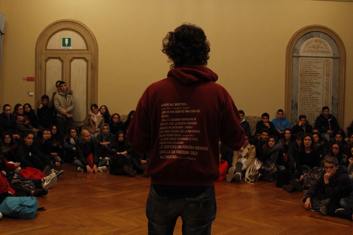 fraperruolo's tweet photo. Primo incontro di formazione degli iscritti novaresi di #PromemoriaAuschwitz. 170 ragazzi a Meina per ricordare la strage del Lago Maggiore #deina #SerMais https://t.co/DTb5Cb8gVu