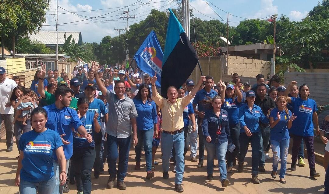 jcfernandezm's tweet photo. Luego de la #OllaSolidaria salimos a recorrer varios sectores acompañados por los vecinos. La gente quiere ser atendida, piden soluciones adaptadas a la realidad que vivimos https://t.co/6kSodwk3n3
