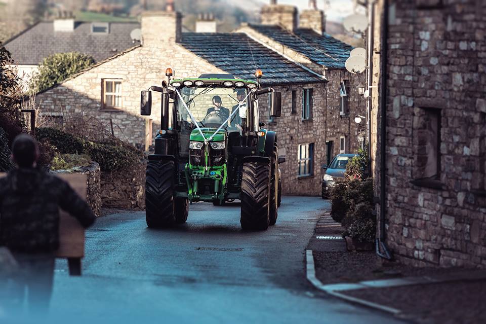TireePhotos's tweet photo. Yesterday's EPIC wedding and check out this wedding transportation! #WeddingTractor #wedding #WEDDINGPHOTOGRAPHY #countrysidelife https://t.co/zsfwWuS7iu