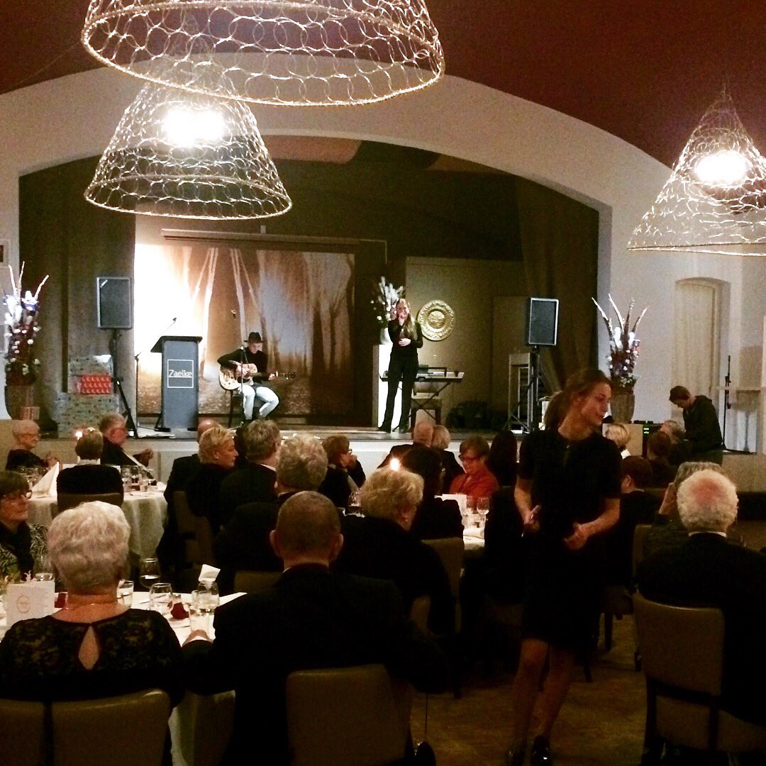 Senaatsdiner <a href="/Oeles/">V.G. D 'n Oeles</a> met <a href="/KanemanTaste/">Entertastement</a> en dames van @FLOORModels. Ook dat is <a href="/ZaelkeTegelen/">Zaelke</a>.