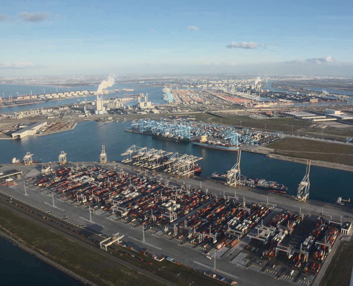 adriaanvisser's tweet photo. Rotterdam-centrum en Maasvlakte-2. Frank van Bodegraven vloog, Robert Jan van Leeuwen maakte deze mooie foto's. @HavenRotterdam @RdamBinnenstad https://t.co/qOIqg0Qmiu