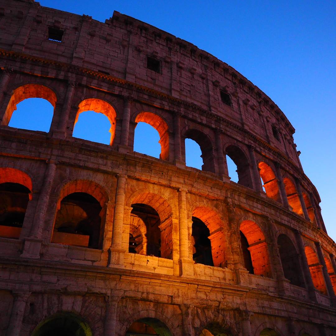 whereibean's tweet photo. Colosseum at sunset was like a beautiful movie backdrop #travelstories #traveleurope #italy #rome #colosseum @Gabstar12 @PottsVpotts https://t.co/QRK6IjI2N4