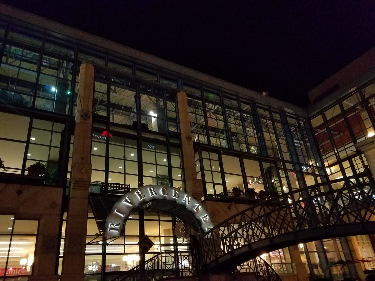 AprilMonterosa's tweet photo. I love how beautiful and festive my city is during the holidays! @VisitSanAntonio @theSARiverWalk @SanAntonio_300 #SATX https://t.co/5846qs628I