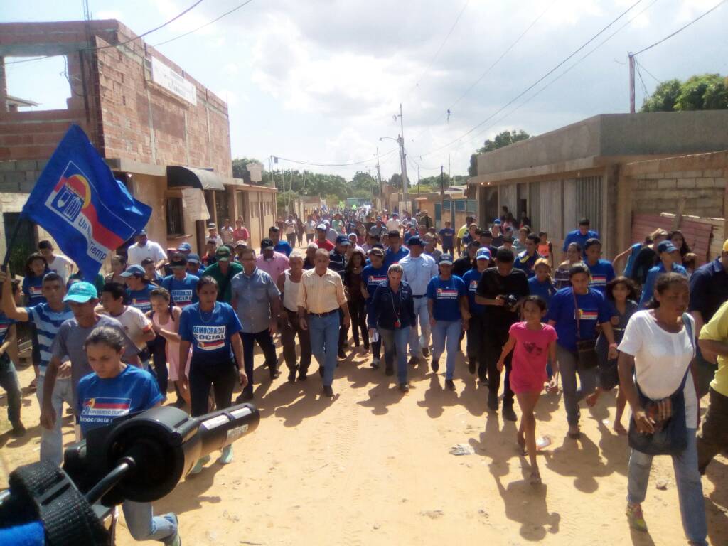 jcfernandezm's tweet photo. Con el próximo gobernador @manuelrosalesg recorrí Villa Eclipse, El Valle y Rey de Reyes, escuchamos a la gente, les hicimos saber que no están sólos #EnDefensaDeMaracaibo https://t.co/Knesthu5OH