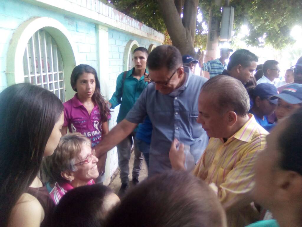 jcfernandezm's tweet photo. Con el próximo gobernador @manuelrosalesg recorrí Villa Eclipse, El Valle y Rey de Reyes, escuchamos a la gente, les hicimos saber que no están sólos #EnDefensaDeMaracaibo https://t.co/Knesthu5OH