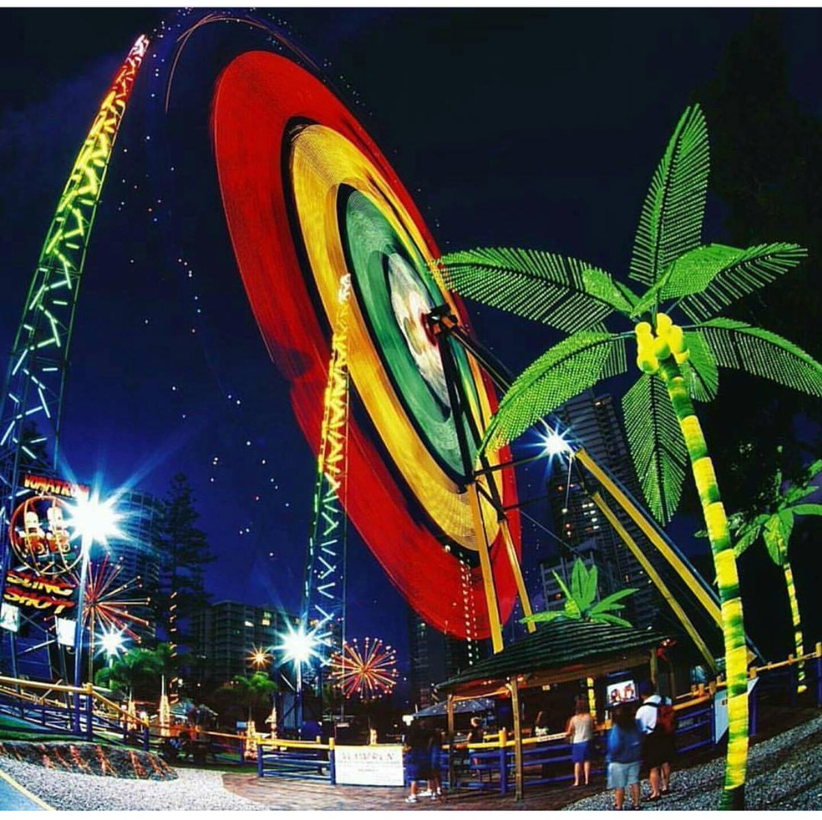 MiGoldCoast_'s tweet image. The Slingshot park in Surfers Paradise is open til late every night! 🎉 #GoldCoast #schoolies