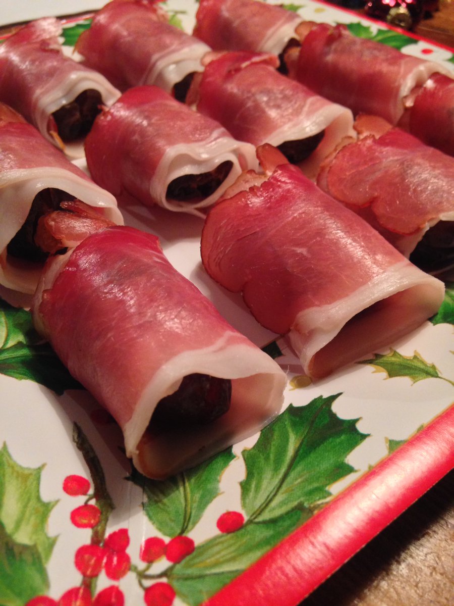 thewomanextdoor's tweet photo. Pecan-stuffed medjool dates wrapped in Black Forest ham. #AperoClub #Apero #canapés https://t.co/FuHlDLVB8d