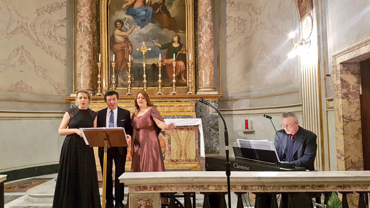 AlEmbassyItaly's tweet photo. Ne Kishen e shqiptareve San Giovanni della Malva ne Rome, pas meshes ne #shqip, për Diten e Flamurit, festohet nen tingujt e kenges qytetare shqiptare me sopranon Ana Lushi, tenorin Refat Lleshi, mexosopranon Irida Dragoti dhe pianistin Oliver Gruda. https://t.co/fKSZWe0Bf1