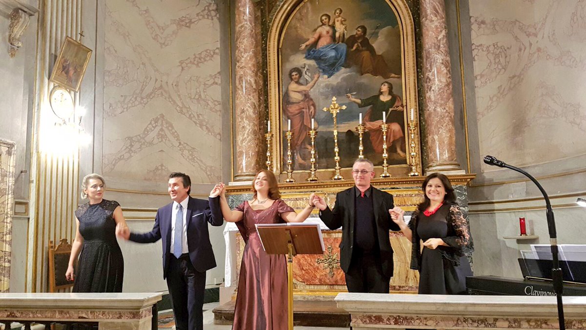 AlEmbassyItaly's tweet photo. Ne Kishen e shqiptareve San Giovanni della Malva ne Rome, pas meshes ne #shqip, për Diten e Flamurit, festohet nen tingujt e kenges qytetare shqiptare me sopranon Ana Lushi, tenorin Refat Lleshi, mexosopranon Irida Dragoti dhe pianistin Oliver Gruda. https://t.co/fKSZWe0Bf1
