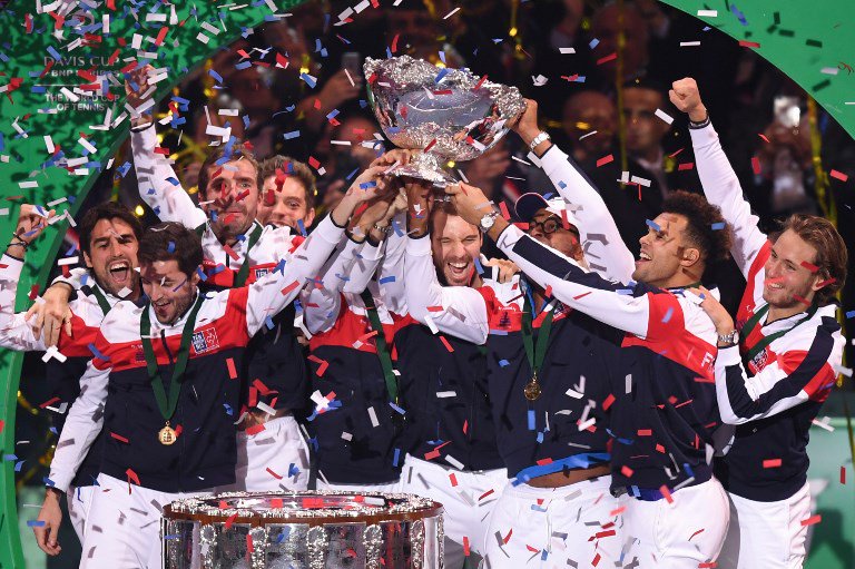 FFF's tweet photo. Bravo aux Bleus du Tennis pour leur victoire en Coupe Davis !!!🏆🎾🇫🇷 https://t.co/V35ZEzCXQ1