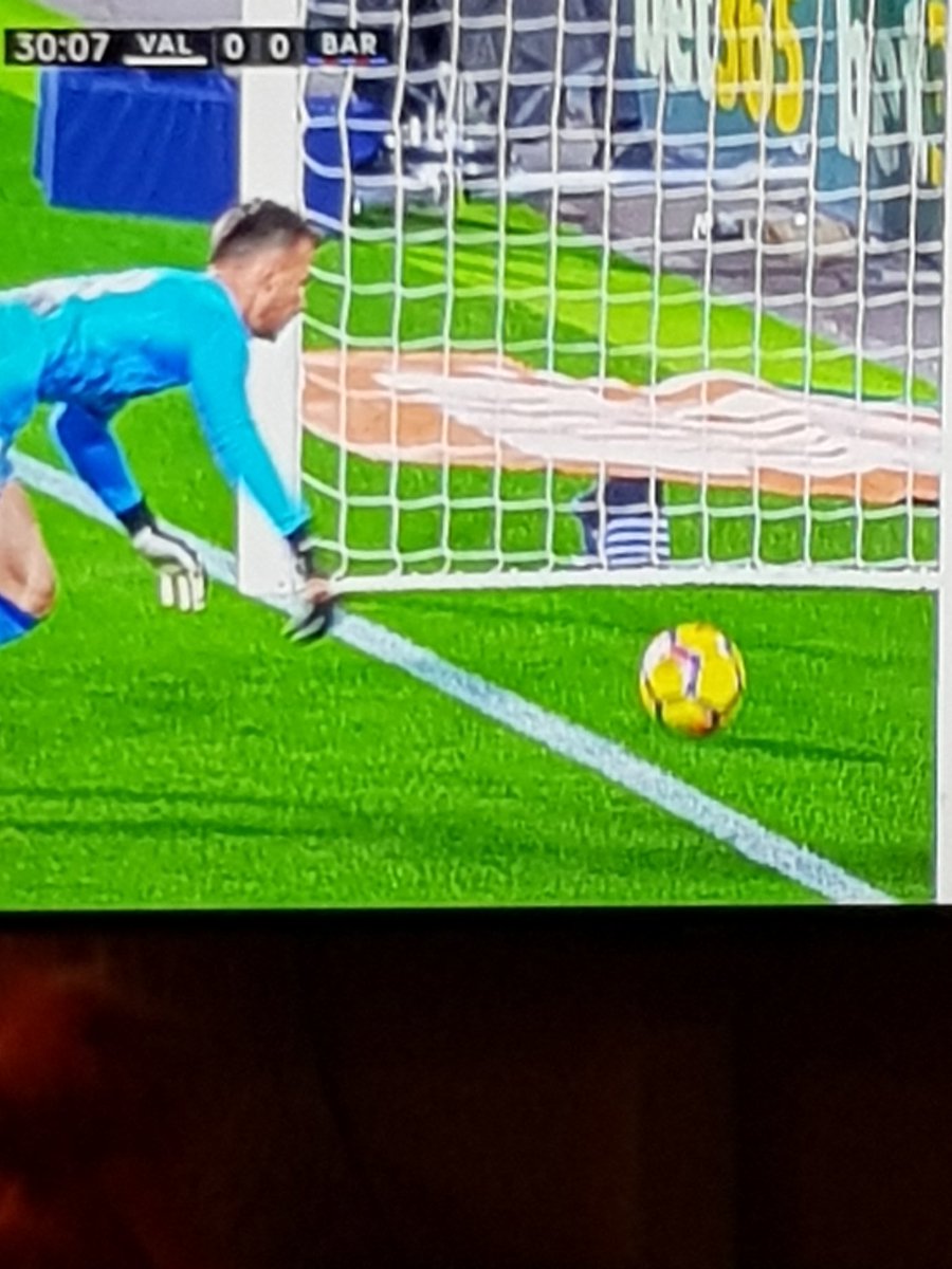 jhutting's tweet photo. crossed the line ??? Valencia- barca 0-0 #VALBAR https://t.co/UrAYOzrCV4