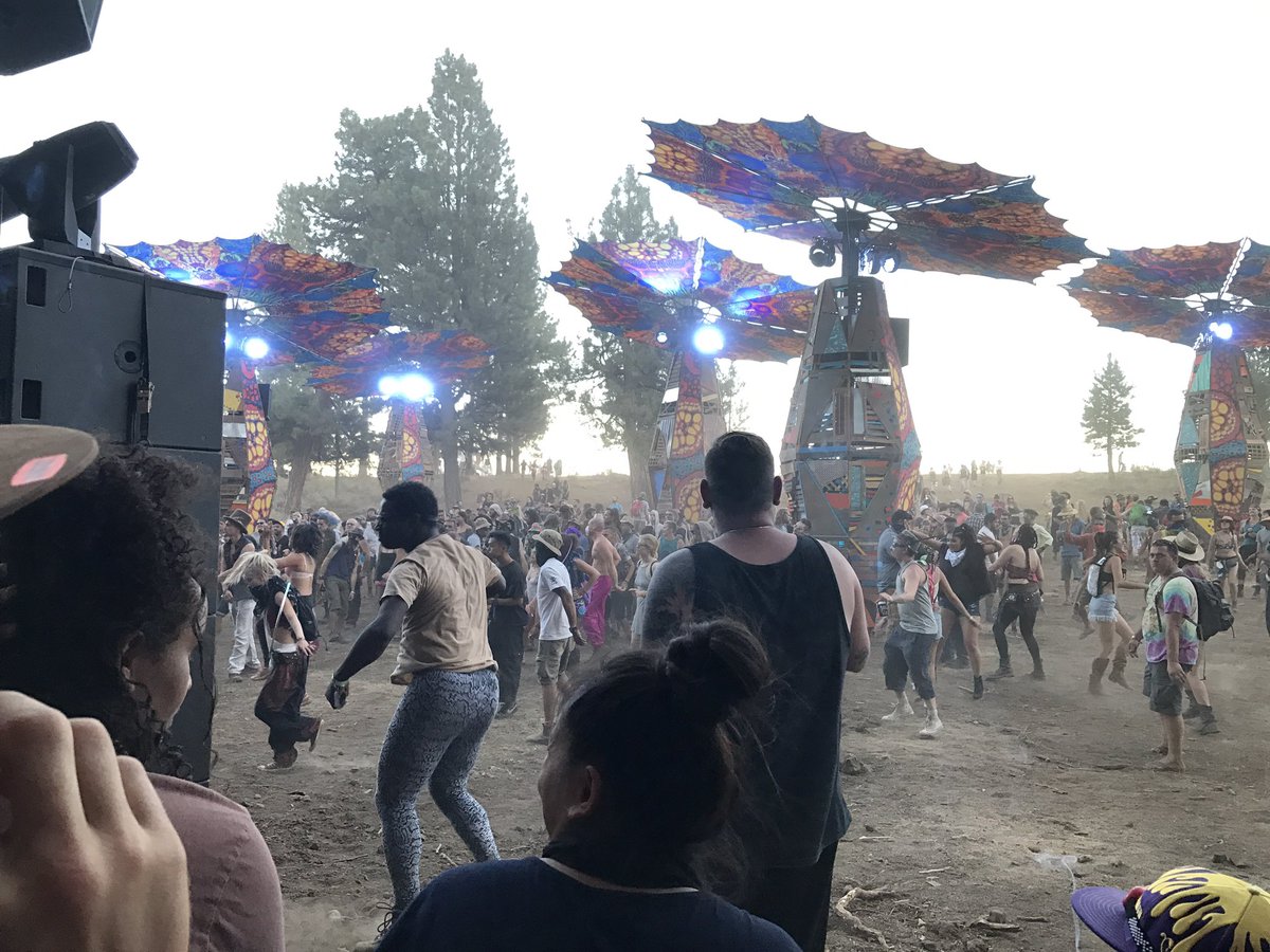 robert_corteezy's tweet photo. #OregonEclipse was magical to say the least https://t.co/aOIbk8JdvH