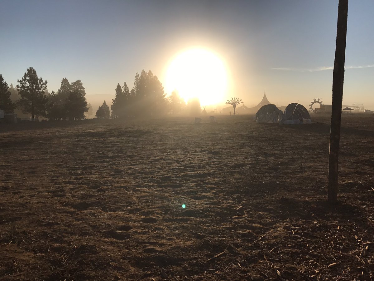 robert_corteezy's tweet photo. #OregonEclipse was magical to say the least https://t.co/aOIbk8JdvH