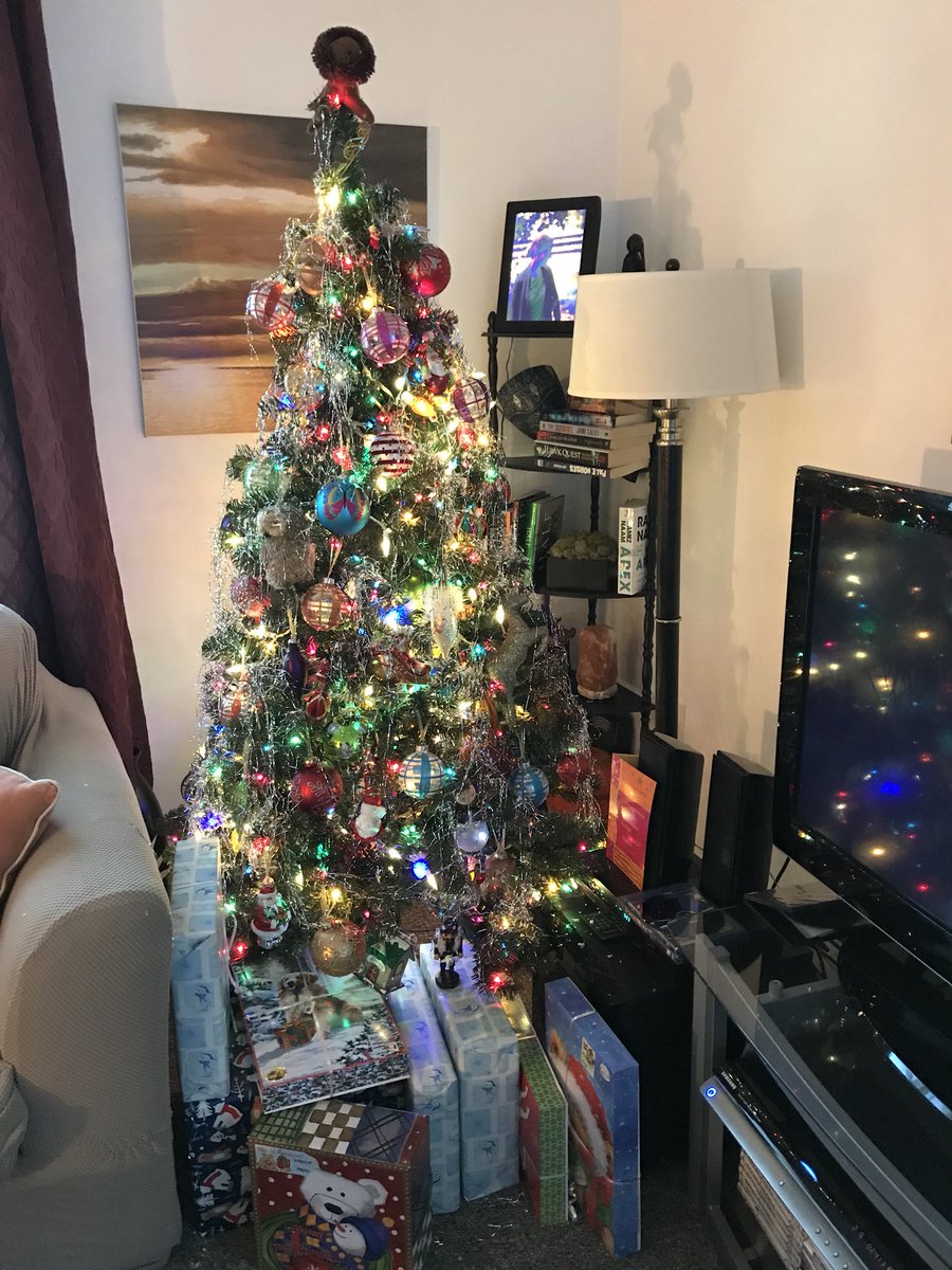 AndreeaDaia's tweet photo. Ta-da! The #XmasTree 2017. https://t.co/VrckkkkLLz