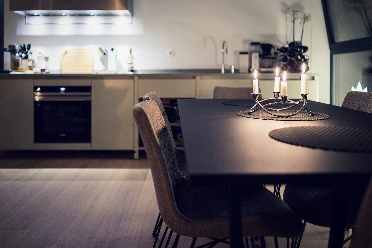 Nat0_o's tweet photo. It took almost an entire week to get rid of all the moving boxes, but now we finally have a proper kitchen! 😍🤗😘🥂 #oscarproperties #nackastrand https://t.co/M6tMmi47uX