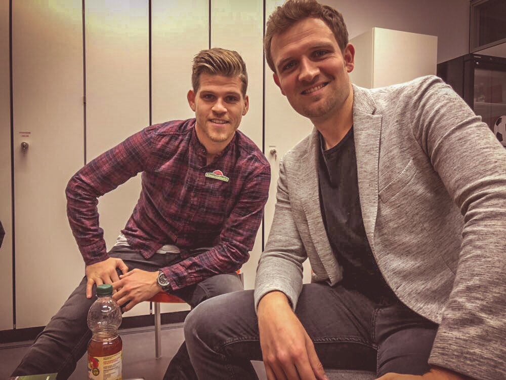 scfreiburg's tweet photo. Einschalten ☝🏼📺
Ab 22.05 Uhr ist Florian #Niederlechner bei ‚Sport im Dritten‘ - hier vorab schon mit Moderator Lennert #Brinkhoff 😉 #SCF https://t.co/qWqLzKKr9k