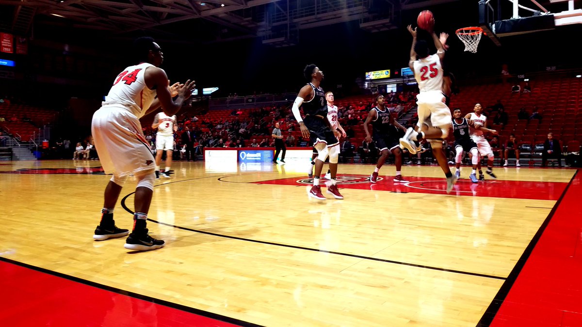 jmeftink21's tweet image. @SEMOMBB hosting North Carolina Central. Also @HappySlapowitz Teddy Bear toss benefiting @ToysForTots_USA 
@trichardskfvs @kfvsnews
