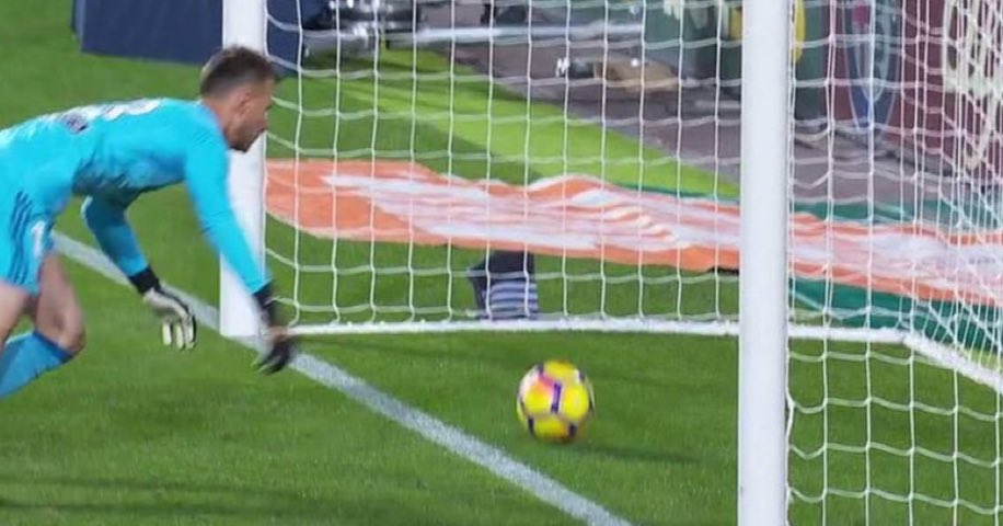 giraltpablo's tweet photo. Así de claro fue el gol que no le dieron al Barca. Era de Messi. 
No se trata de pedir VAR, sino que los árbitros y asistentes estén concentrados y a la altura. https://t.co/D0s65LruB1